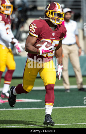 18. Oktober 2015, Washington Redskins Runningback Chris Thompson (25) in Aktion vor dem NFL-Spiel zwischen den Washington Redskins und die New York Jets MetLife Stadium in East Rutherford, New Jersey. Christopher Szagola/CSM Stockfoto