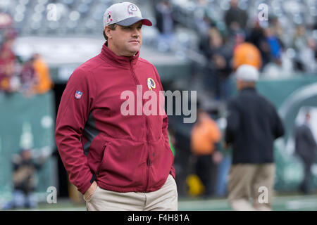 18. Oktober 2015, Cheftrainer Washington Redskins sieht Jay Gruden vor dem NFL-Spiel zwischen den Washington Redskins und die New York Jets MetLife Stadium in East Rutherford, New Jersey, auf. Christopher Szagola/CSM Stockfoto