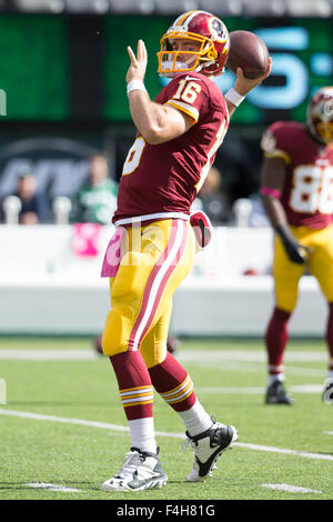 18. Oktober 2015, wirft Washington Redskins Quarterback Colt McCoy (16) den Ball vor dem NFL-Spiel zwischen den Washington Redskins und die New York Jets MetLife Stadium in East Rutherford, New Jersey. Christopher Szagola/CSM Stockfoto