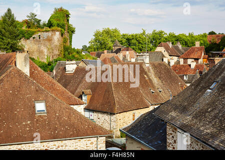 Blick über die Dächer des Dorfes von Segur-le-Chateau, Limousin, Correze, Frankreich. Stockfoto