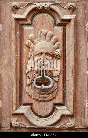 Kunstvoll geschnitzte hölzerne Türklopfer in der Stadt von Saint-Daume-la-Perche, Haute-Vienne, Limousin, Frankreich Französisch. Stockfoto