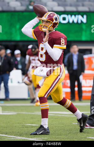 18. Oktober 2015, wirft Washington Redskins Quarterback Kirk Cousins (8) den Ball vor dem NFL-Spiel zwischen den Washington Redskins und die New York Jets MetLife Stadium in East Rutherford, New Jersey. Christopher Szagola/CSM Stockfoto