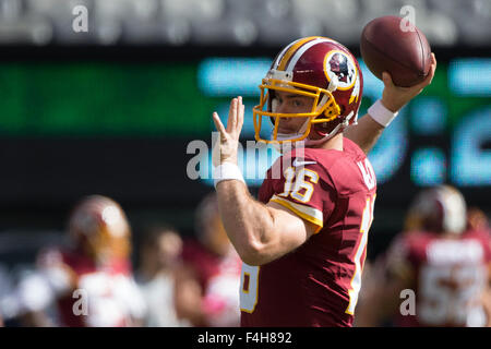 18. Oktober 2015, wirft Washington Redskins Quarterback Colt McCoy (16) den Ball vor dem NFL-Spiel zwischen den Washington Redskins und die New York Jets MetLife Stadium in East Rutherford, New Jersey. Christopher Szagola/CSM Stockfoto