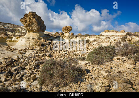 Felsformationen von erodierten vulkanischen Gesteinen Sarakiniko Strand im Norden der Insel Milos in der Nähe. Stockfoto