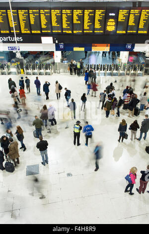 Menschenmassen auf dem Zusammentreffen bei Waterloo Station, London, England, UK Stockfoto