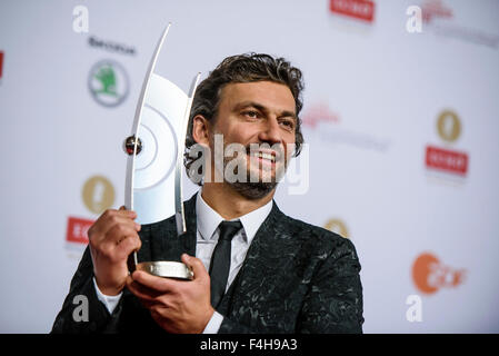 Berlin, Deutschland. 18. Oktober 2015. Gewinner in der Kategorie "Sängerin des Jahres", Jonas Kaufmann, posiert mit seiner Trophäe auf der Echo Klassik 2015 klassischer Musik in Berlin, Deutschland, 18. Oktober 2015 vergibt. Foto: CLEMENS BILAN/DPA/Alamy Live-Nachrichten Stockfoto