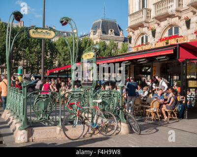 Art Nouveau Paris u-Bahn Eingang von einer Caféterrasse Stockfoto