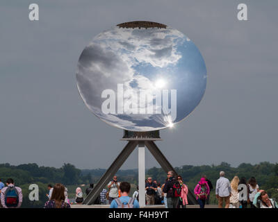 Versailles Palast Besucher aller Anish Kapoor Sky Mirror Skulptur Installation am Schlosspark Stockfoto