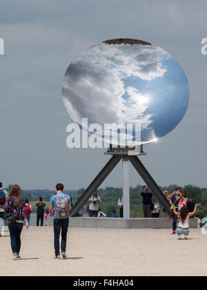 Versailles Palast Besucher aller Anish Kapoor Sky Mirror Skulptur Installation am Schlosspark Stockfoto