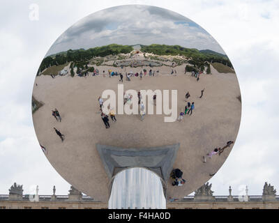 Schlosspark Versailles spiegelt sich in Anish Kapoor Sky Mirror-Skulptur-installation Stockfoto