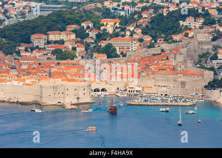 Dubrovnik, Dubrovnik-Neretva County, Kroatien.  Überblick über die Altstadt und den Hafen.  Die Altstadt von Dubrovnik ist ein UNESCO Stockfoto