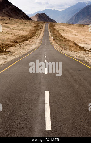 Indien, Jammu & Kashmir, Ladakh, Karu, Manali-Leh Highway, gerade Strecke von Straße Stockfoto