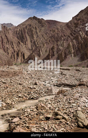 Indien, Jammu & Kashmir, Ladakh, Miru, geneigt felsigen Trockenzeit Flussbett neben Manali-Leh highway Stockfoto