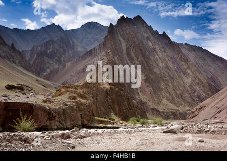 Indien, Jammu & Kashmir, Ladakh, Miru, geneigt felsigen Trockenzeit Flussbett neben Manali-Leh highway Stockfoto