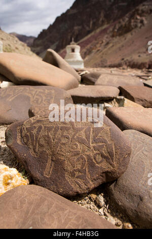 Indien, Jammu & Kashmir, Ladakh, Miru, Mani-Steinen mit Mantra in tibetischer Schrift eingeschrieben Stockfoto