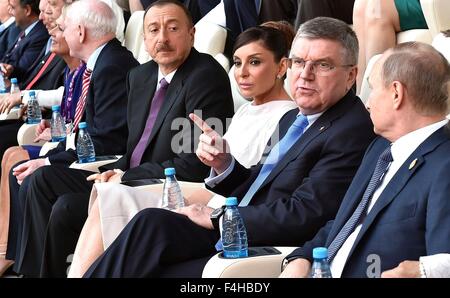 Der russische Präsident Vladimir Putin sitzt mit Präsident des Internationalen Olympischen Komitees Thomas Bach als Präsident der Republik Aserbaidschan Ilham Aliyev und seine Frau Blick auf bei der feierlichen Eröffnung der ersten europäischen Spiele 13. Juni 2015 in Baku, Aserbaidschan. Stockfoto
