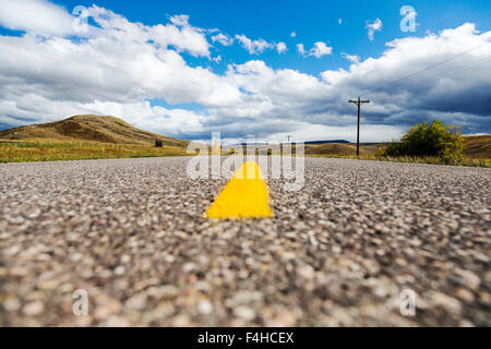 Niedrigen Winkel auf asphaltierte Straße und gelbe Mittellinie; Autobahn 40; Nord zentral Colorado; USA Stockfoto