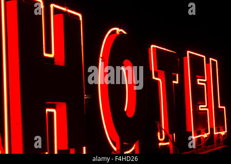 Roter Neon-Schild mit dem Wort "Hotel" in der Nacht Stockfoto