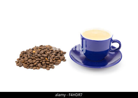 Tasse Kaffee mit Kaffeebohnen isoliert auf weißem Hintergrund Stockfoto