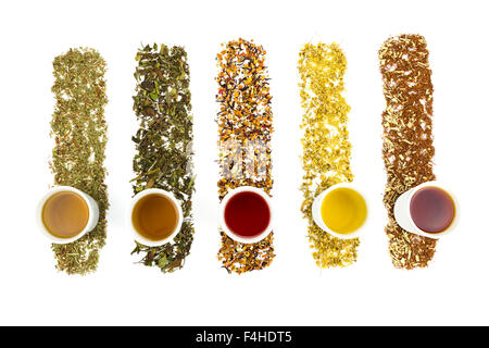 Teetassen mit verschiedenen bunten Tees isoliert auf weißem Hintergrund Stockfoto