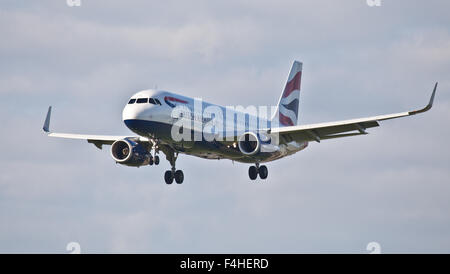 British Airways Airbus A320 G-EUYS ins Land kommen am Flughafen London Heathrow LHR Stockfoto