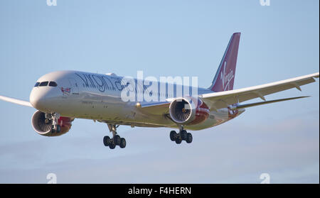 Virgin Atlantic Airways Boeing 787 Dreamliner G-VCRU ins Land kommen am Flughafen London Heathrow LHR Stockfoto