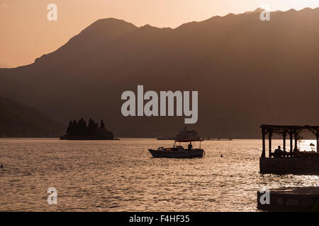 Perast, Montenegro auf die Bucht von Kotor.  Inseln von St. George (links) und Our Lady of the Rocks Stockfoto