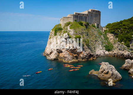 Dubrovnik, Dubrovnik-Neretva County, Kroatien. Festung Lovrijenac oder St.-Lawrence-Festung. Kanuten im Hafen. Stockfoto