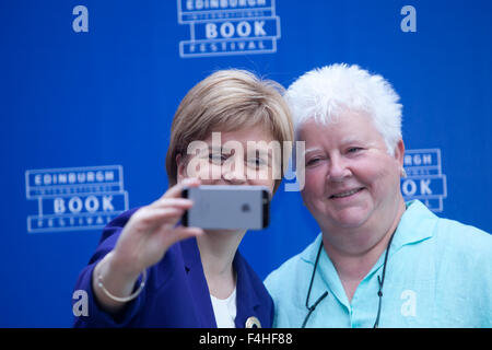 Nicola Sturgeon, erster Minister von Schottland (links) nimmt ein Selbstporträt mit Val McDermid, die schottische Krimiautorin an das Edinburgh International Book Festival 2015. Edinburgh, Schottland. 26. August 2015 Stockfoto