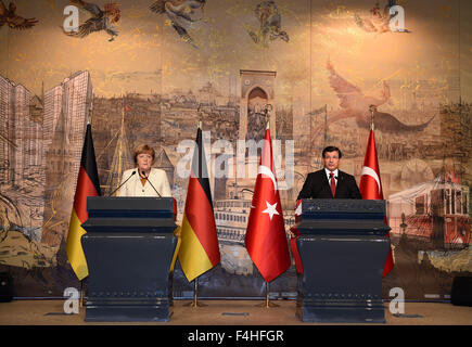 (151018)--ISTANBUL, 18. Oktober 2015 (Xinhua) - der türkische Ministerpräsident Ahmet Davutoglu(R) und Bundeskanzlerin Angela Merkel eine gemeinsame Pressekonferenz in Istanbul, Türkei, am 18. Oktober 2015 teilnehmen. Der türkische Ministerpräsident Ahmet Davutoglu am Sonntag äußerte Bereitschaft zur Zusammenarbeit mit Deutschland gegen illegalen Migration nach Europa, fordern eine Resolution zu Syrien-Konflikt um die Krise einzudämmen. (Xinhua / He Canling) Stockfoto