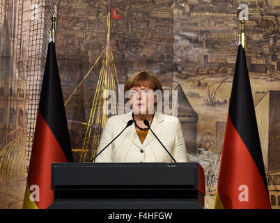 (151018)--ISTANBUL, 18. Oktober 2015 (Xinhua)--Bundeskanzlerin Angela Merkel befasst sich mit eine gemeinsame Pressekonferenz in Istanbul, Türkei, am 18. Oktober 2015. Der türkische Ministerpräsident Ahmet Davutoglu am Sonntag äußerte Bereitschaft zur Zusammenarbeit mit Deutschland gegen illegalen Migration nach Europa, fordern eine Resolution zu Syrien-Konflikt um die Krise einzudämmen. (Xinhua / He Canling) Stockfoto