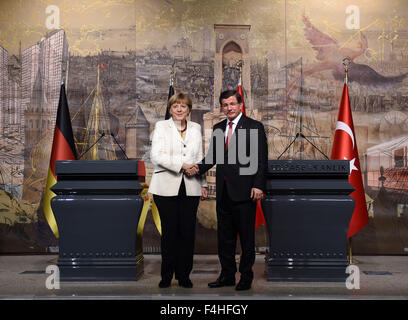 (151018)--ISTANBUL, 18. Oktober 2015 (Xinhua)--Bundeskanzlerin Angela Merkel(L) Hände schütteln mit türkischen Ministerpräsidenten Ahmet Davutoglu bei einer gemeinsamen Pressekonferenz in Istanbul, Türkei, am 18. Oktober 2015. Der türkische Ministerpräsident Ahmet Davutoglu am Sonntag äußerte Bereitschaft zur Zusammenarbeit mit Deutschland gegen illegalen Migration nach Europa, fordern eine Resolution zu Syrien-Konflikt um die Krise einzudämmen. (Xinhua / He Canling) Stockfoto