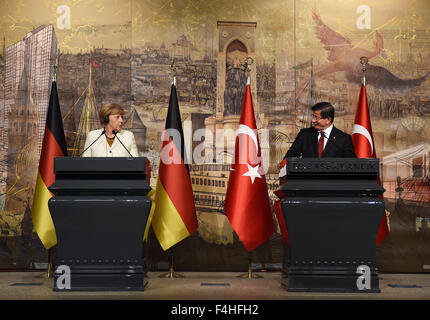 (151018)--ISTANBUL, 18. Oktober 2015 (Xinhua) - der türkische Ministerpräsident Ahmet Davutoglu(R) kommuniziert mit Bundeskanzlerin Angela Merkel bei einer gemeinsamen Pressekonferenz in Istanbul, Türkei, am 18. Oktober 2015. Der türkische Ministerpräsident Ahmet Davutoglu am Sonntag äußerte Bereitschaft zur Zusammenarbeit mit Deutschland gegen illegalen Migration nach Europa, fordern eine Resolution zu Syrien-Konflikt um die Krise einzudämmen. (Xinhua / He Canling) Stockfoto