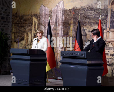 (151018)--ISTANBUL, Okt. 18, 2015(Xinhua)--Bundeskanzlerin Angela Merkel(L) kommuniziert mit türkischen Ministerpräsidenten Ahmet Davutoglu bei einer gemeinsamen Pressekonferenz in Istanbul, Türkei, am 18. Oktober 2015. Der türkische Ministerpräsident Ahmet Davutoglu am Sonntag äußerte Bereitschaft zur Zusammenarbeit mit Deutschland gegen illegalen Migration nach Europa, fordern eine Resolution zu Syrien-Konflikt um die Krise einzudämmen. (Xinhua / He Canling) Stockfoto