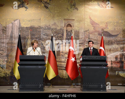 (151018)--ISTANBUL, 18. Oktober 2015 (Xinhua) - der türkische Ministerpräsident Ahmet Davutoglu(R) befasst sich mit eine gemeinsame Pressekonferenz mit Bundeskanzlerin Angela Merkel in Istanbul, Türkei, am 18. Oktober 2015. Der türkische Ministerpräsident Ahmet Davutoglu am Sonntag äußerte Bereitschaft zur Zusammenarbeit mit Deutschland gegen illegalen Migration nach Europa, fordern eine Resolution zu Syrien-Konflikt um die Krise einzudämmen. (Xinhua / He Canling) Stockfoto