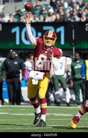 18. Oktober 2015, wirft Washington Redskins Quarterback Kirk Cousins (8) den Ball in die NFL-Spiel zwischen den Washington Redskins und die New York Jets MetLife Stadium in East Rutherford, New Jersey. Christopher Szagola/CSM Stockfoto