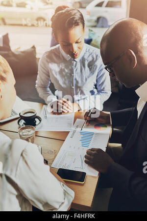 Business-Leute diskutieren, die Diagramme und Grafiken zeigen die Ergebnisse der ihre erfolgreiche Teamarbeit Stockfoto