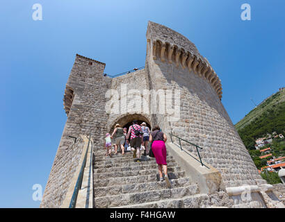 Dubrovnik, Dubrovnik-Neretva County, Kroatien. Besucher auf den Stufen des Turmes Minceta. Stockfoto