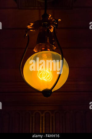 Eine viktorianische Lampe, genommen in Wightwick Manor Stockfoto