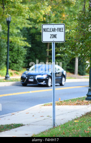 USA-Maryland MD Stadt Garrett Park.  Ein Schild auf Strathmore Road heißt es: Dies ist ein Nuclear Free Zone Stockfoto