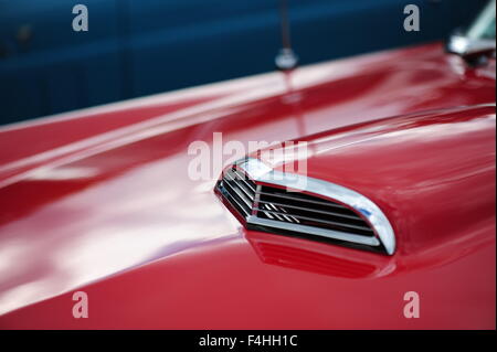 Amerikanischen 1950er Jahre Ära Ford Thunderbirds Autos Oldtimer auf einer antiken Auto-Show in Maryland - Lufteinlass auf der Motorhaube Stockfoto