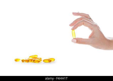 Weiche Gele Pillen mit Omega-3 Öl in Fingern Nahaufnahme auf weißem Hintergrund Stockfoto