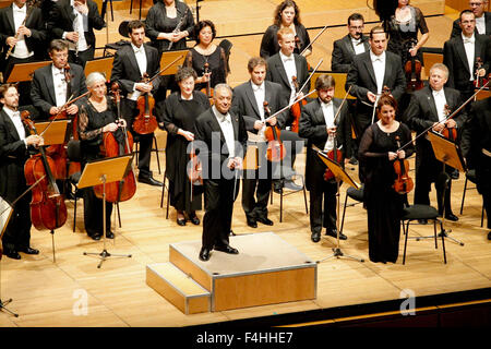 Athen, Griechenland. 18. Oktober 2015. Das Israel Philharmonic Orchestra unter der Leitung der renommierte Dirigent Zubin Mehta in Athen Konzertsaal. Zubin Mehta ist ein indischer Dirigent der westlichen klassischen Musik. Er ist musikalischer Leiter für das Leben des Israel Philharmonic Orchestra und der Main-Dirigent für Valencias Opera House. Bildnachweis: Aristidis Vafeiadakis/ZUMA Draht/Alamy Live-Nachrichten Stockfoto