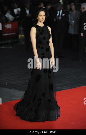 London, UK. 18. Oktober 2015. Katherine Waterston besucht eine Gala-Screening von "Steve Jobs" auf der Closing Night des BFI London Film Festival im Odeon Leciester Square. Bildnachweis: Ferdaus Shamim/ZUMA Draht/Alamy Live-Nachrichten Stockfoto