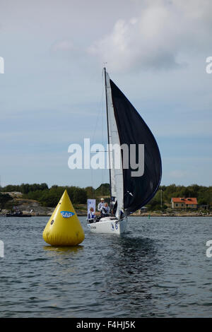 J70 Klasse Rennen Segelboot nähert sich eine Rundung Markierungsboje während der schwedischen Meisterschaft.  Grötö Insel in der nördlichen archipela Stockfoto