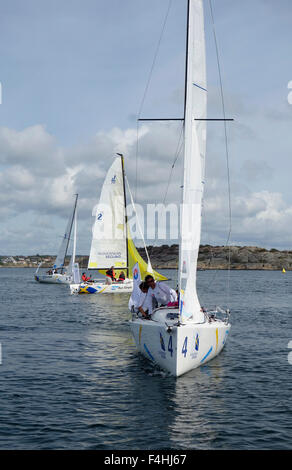 Racing Segelboot auf Luv Bug leichte Brise J70 Klasse Boot auf das Rennen während der schwedischen Meisterschaft.  Grötö Insel in der noch Stockfoto