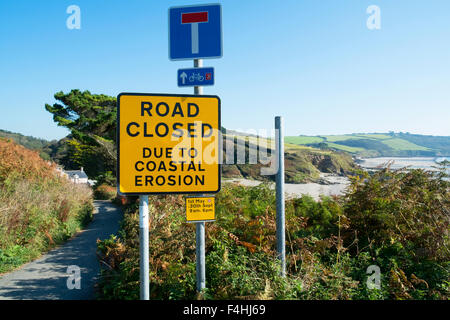 Straße gesperrt durch Küstenerosion nahe Pendower Beach in Cornwall, Großbritannien Stockfoto