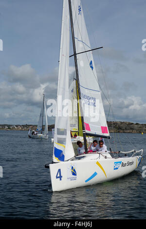 Racing Segelboot auf Luv Bug leichte Brise J70 Klasse Boot auf das Rennen während der schwedischen Meisterschaft.  Grötö Insel in der noch Stockfoto