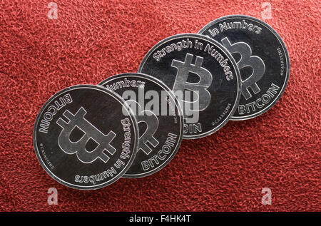 Stapel von physischen Bitcoin Münzen. Stockfoto