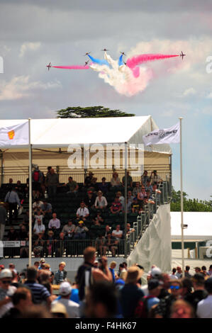 Das Royal Air Force Red Arrows Display Team durchführen über die Massen auf dem Goodwood Festival of Speed im Vereinigten Königreich. Stockfoto